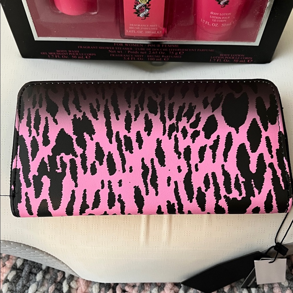NWT Ed Hardy Pink and Black Floral Leopard Wallet with Pink Body Care Gift Set - Picture 4 of 12